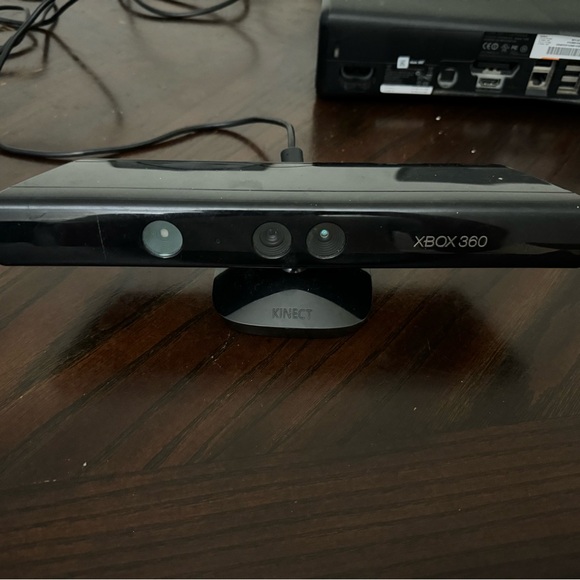 Xbox 360 S With Kinect, Energizer controller stand, and 5 controllers - Picture 6 of 7